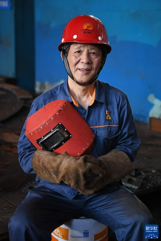在湖南华菱湘潭钢铁有限公司厂房内拍摄的艾爱国(6月12日摄)。新华社记者 薛宇舸 摄