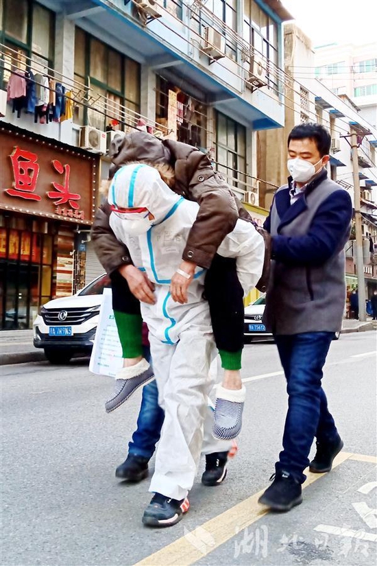 图为：2020年疫情期间，邵玉春（左）和同事转运疑似病患（受访者供图）