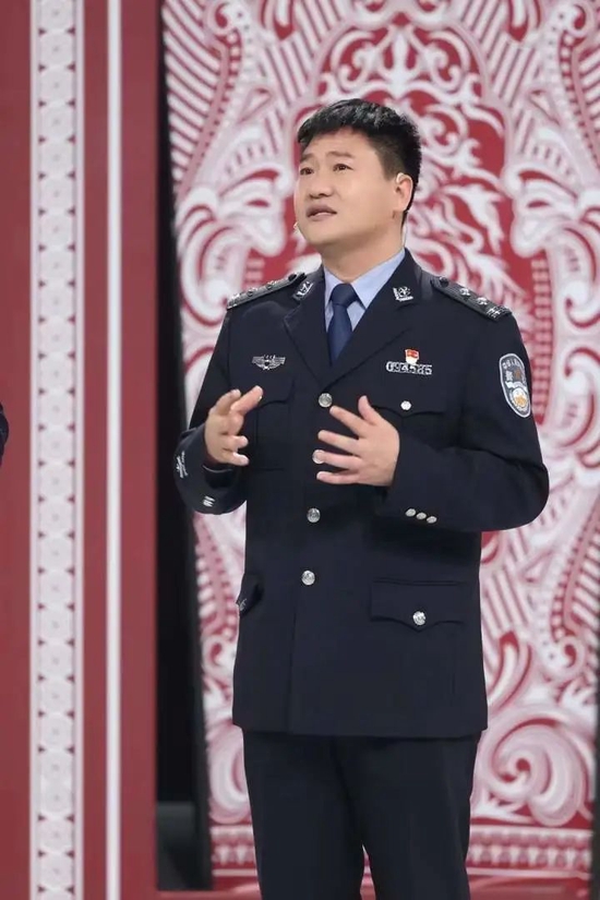 一句话火遍全网 曾获百万打赏！网红警官捐款后辞职：我驾驭不住流量了