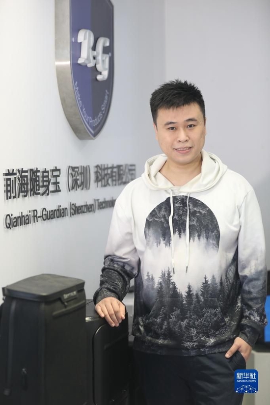  郭玮强在深圳接受记者采访（5月10日摄）。 新华社记者 李思佳 摄