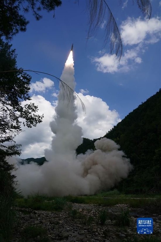 8月4日，东部战区火箭军对台岛东部外海预定海域实施火力突击。这是导弹升空。新华社发（洪治 摄）