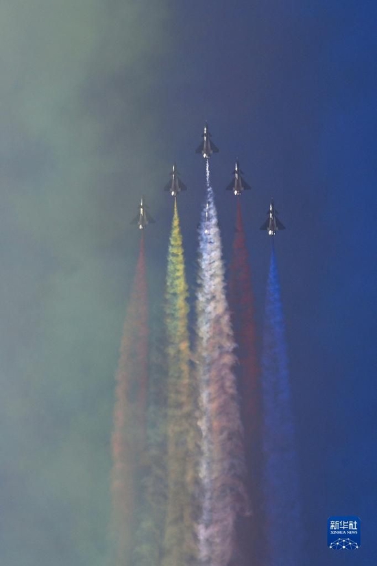  11月13日，第十四届中国航展闭幕当天，空军八一飞行表演队进行飞行表演。新华社发（余红春 摄）