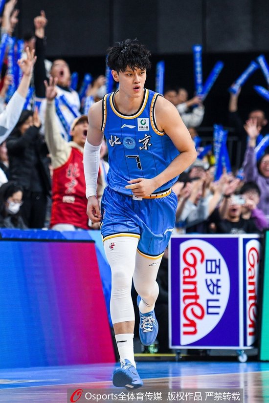 京媒：曾凡博骨头没事 腰部疼痛感较强 若球队需要会准备带伤出战