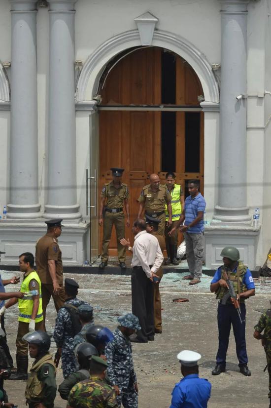 4月21日，在斯里兰卡科伦坡，安全人员聚集在发生爆炸的圣安东尼教堂外。新华社发（哈普拉彻奇摄）