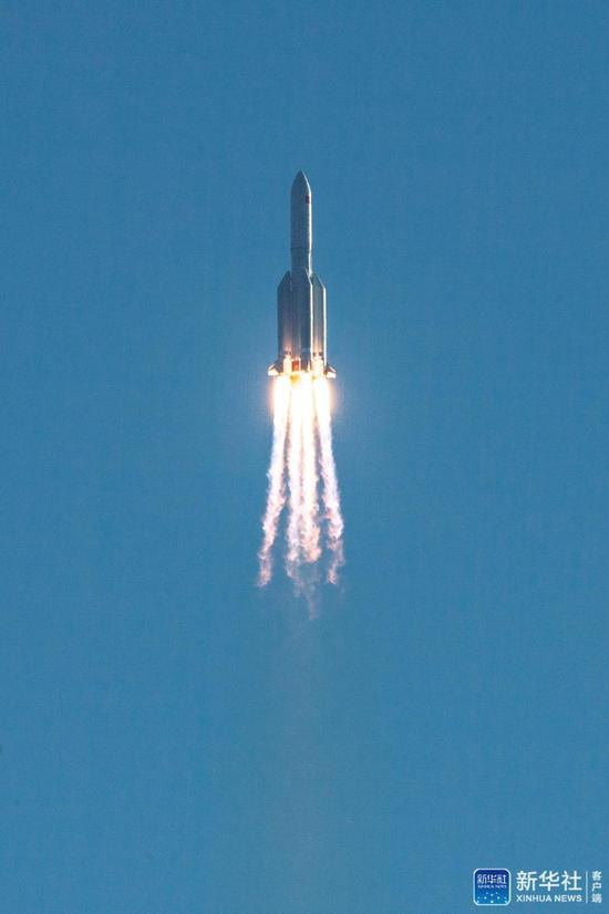 ↑5月5日，为我国载人空间站工程研制的长征五号B运载火箭在海南文昌首飞成功，正式拉开我国载人航天工程“第三步”任务的序幕。新华社记者 张丽芸 摄