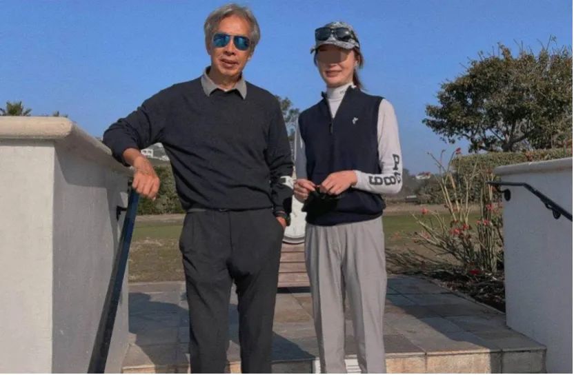 ·黄芳彦（左）与女伴打高尔夫球。