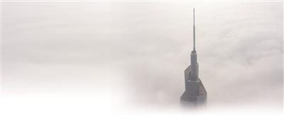26日，450米高的南京紫峰大厦在浓雾笼罩下。 　　苏阳 摄 视觉江苏网供图