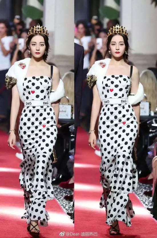 2017年巴黎时装周上迪丽热巴走T台秀（图片来源：微博截图）