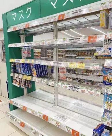 图为1月22日,日本便利店口罩就开始被抢购