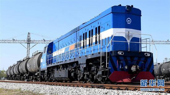  一列火车缓缓驶出钦州港（2017年12月19日摄）。新华社记者 张爱林 摄