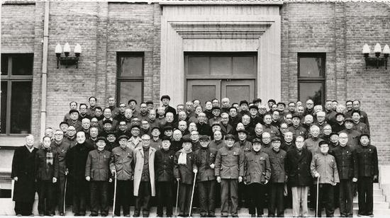 　　1978年3月，全国科学大会期间，与会的中国科学院学部委员与中科院领导在北京友谊宾馆科学会堂前合影。