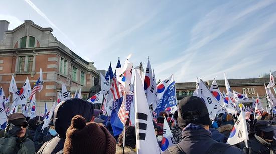 1544401026628283.jpg 12月8日,朴槿惠声援者在首尔举走示威集会。(《周日首尔》)