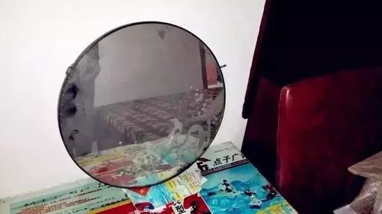 △“幼白鞋”以前用过的镜子,摆在床头柜上。