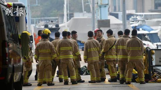 消防员出发营救（图片来源：香港《明报》）