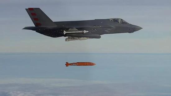 导弹》的报道称,美海军航空系统司令部在一份关于雷神agm-154"增程型