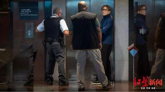 《绝望主妇》女星弗莉蒂·赫夫曼本在法院被拍下的照片 图据BBC