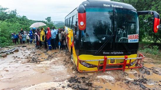 首都哈拉雷大量路面受损，交通接连被切断。（图源：半岛电视台）