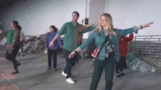 ▲Amy与小伙伴和中国阿姨们一起跳广场舞。（视频截图）