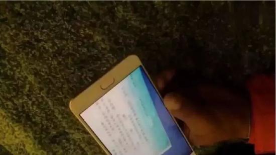 女子把孩子班上的校旗插上珠峰 网友:逼我登月啊
