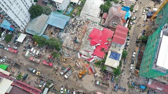 ▲西哈努克市垮塌建筑救援现场。