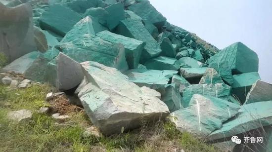 为什么要在石块上刷绿漆呢？山东新泰市昌盛石料厂会计表示，石头刷绿漆是因为环保检查。