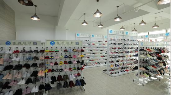 (图为海鸥鞋材店内的鞋面材料和半成品式样)