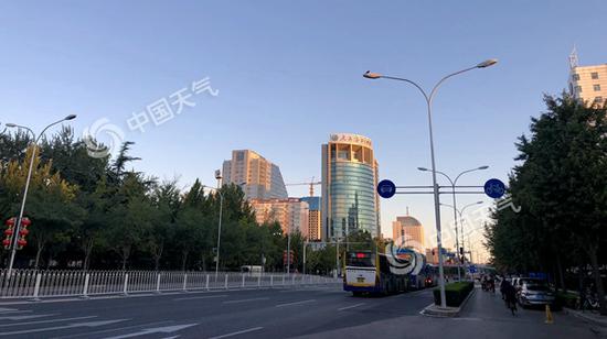 今晨，北京晴空万里。（图/王晓）