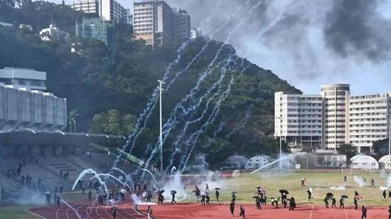  香港中文大学被暴力笼罩（图源：外媒）