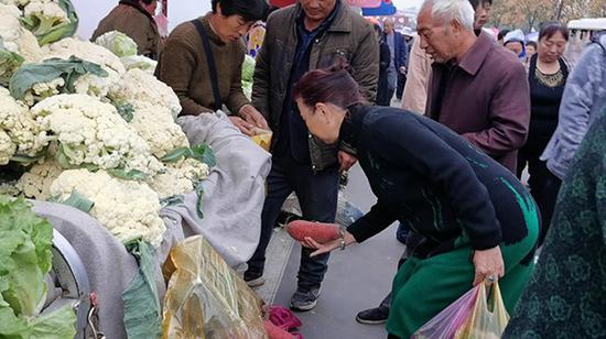 无罪获释获赔65万的他被骗光 至今仍在吃权健产品 赵作海和李素兰在买菜
