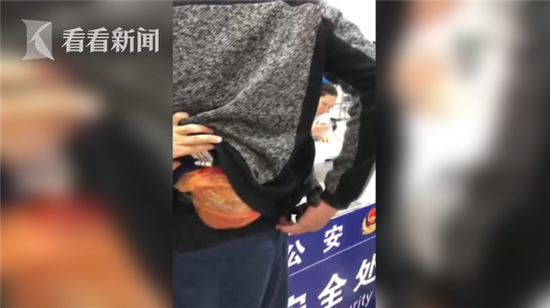 男子腰缠3只活乌龟过安检:宁愿“割肉”也不交