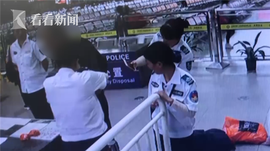 男子腰缠3只活乌龟过安检:宁愿“割肉”也不交