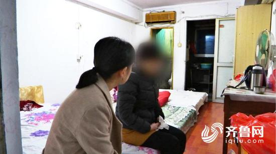 (庄女士的临时住处,三张床铺,一张桌子、一个衣柜、一张椅子基本占满了房间)