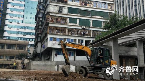 (居民楼下便是正在施工的工地,而周围都是这样的在建大楼)