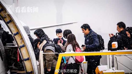 “往前滑点行吗？”东航机长一句话网友眼眶湿