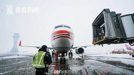 “往前滑点行吗？”东航机长一句话网友眼眶湿