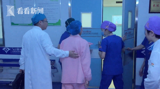 8小时接力手术 早衰女孩第一阶段换脸成功