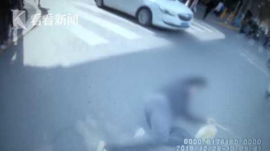 小偷连盗两部手机 喝酒“庆祝”醉倒路边被抓