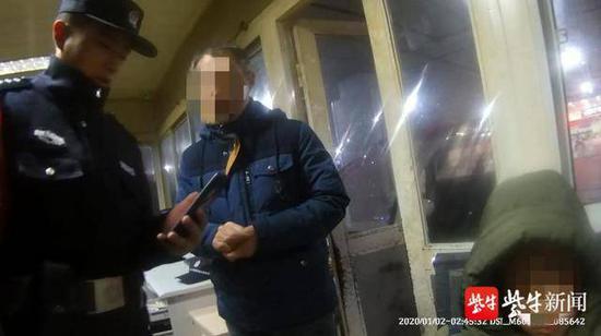 图为父亲前来接离家出走的儿子。