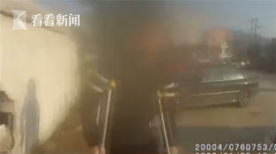 嫌妻子技术不好 男子拄拐杖开车结果撞墙