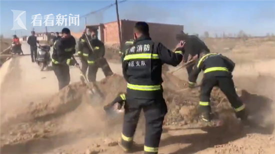 消防员灭火路上两次被堵 报警人玫瑰园尽数被焚