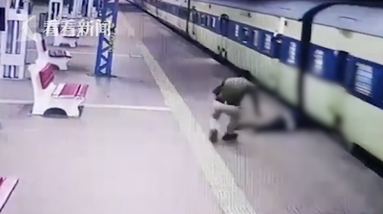 印度男子赶火车摔倒头被卡站台缝隙 铁警一招救