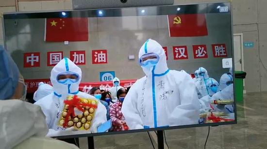 大夫们将巧克力行为别离礼物送给患者同伴