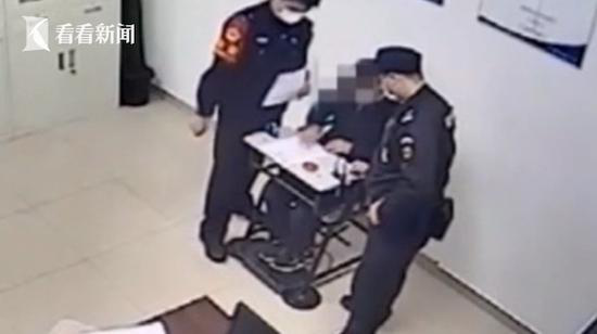 男子高铁内摘下口罩厕所里吸烟放松 结果悲剧了