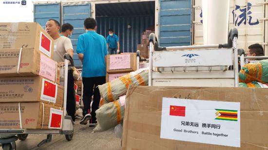 △湖南省人民政府捐赠的医疗防护物资抵达长沙黄花国际机场
