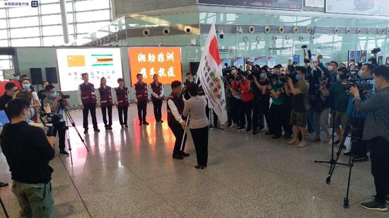△中国(湖南)赴津巴布韦抗疫医疗专家组出征仪式现场