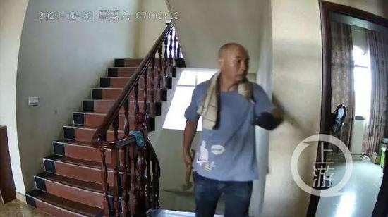 监控视频显示,8月8日清晨7点,嫌犯曾春亮手持铁锤和一把尖刀潜入事主家中,并造成2死1重伤血案。/家属提供