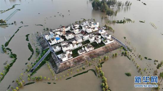 这是7月25日拍摄的被洪水包围的安徽省阜南县曹集镇西田坡庄台（无人机照片）。 新华社记者 黄博涵 摄