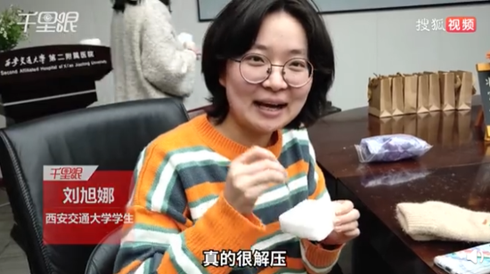 太拼!考研生每天站窗口背书7小时 最后一幕酸了