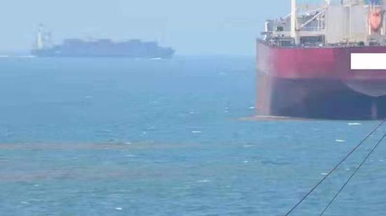 一外籍国际航行船舶在厦门海域排放货物残留物。图片来源：厦门海沧海事处