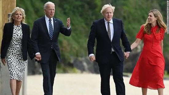 英国首相鲍里斯·约翰逊（右二）和夫人凯莉·约翰逊（右）与美国总统乔·拜登和第一夫人吉尔·拜登在康沃尔郡卡比斯湾举行双边会晤前散步。来源：BBC